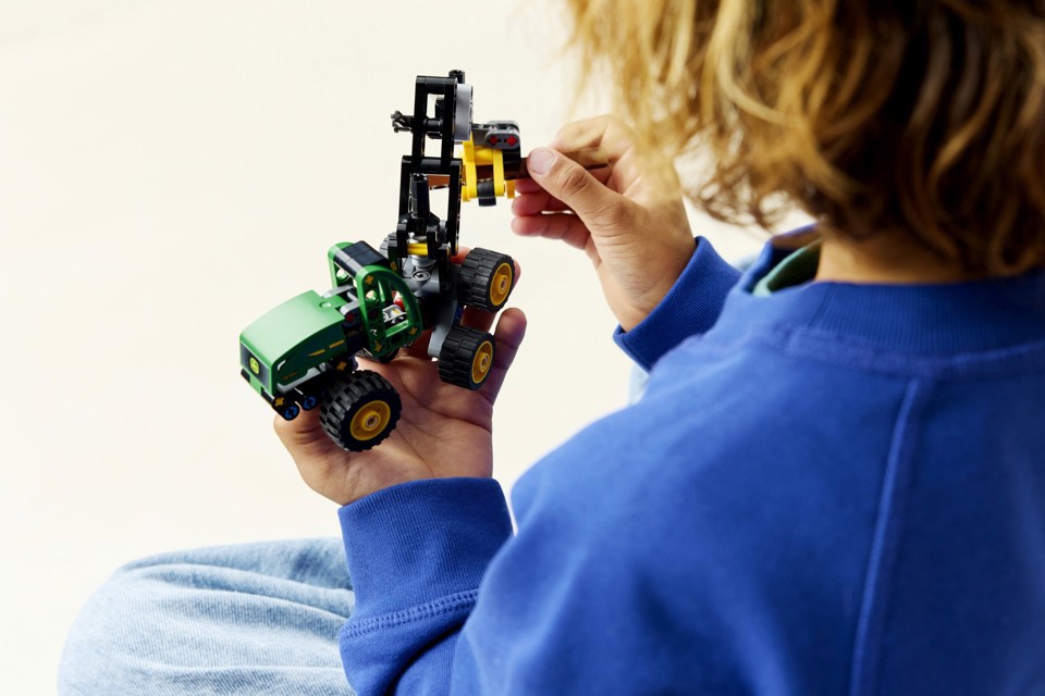 LEGO Technic 42218 Mietitrebbia Gommato John Deere 1470H, Veicolo Giocattolo da Cantiere, Braccio Rotante e Pinza, Regalo 7+