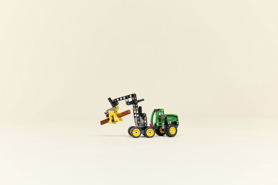LEGO Technic 42218 Mietitrebbia Gommato John Deere 1470H, Veicolo Giocattolo da Cantiere, Braccio Rotante e Pinza, Regalo 7+