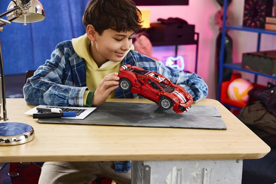LEGO Technic 42235 Auto Ferrari 488 PISTA, Macchina Giocattolo con Motore V8, Sterzo e Differenziale, Regalo per Bambini 9+