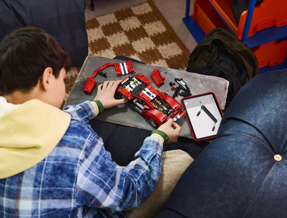 LEGO Technic 42235 Auto Ferrari 488 PISTA, Macchina Giocattolo con Motore V8, Sterzo e Differenziale, Regalo per Bambini 9+