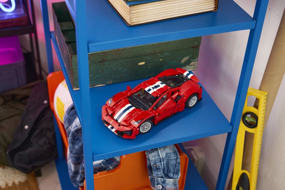LEGO Technic 42235 Auto Ferrari 488 PISTA, Macchina Giocattolo con Motore V8, Sterzo e Differenziale, Regalo per Bambini 9+