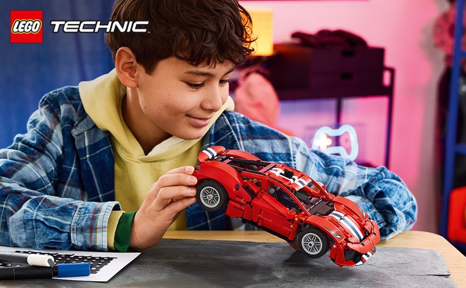 LEGO Technic 42235 Auto Ferrari 488 PISTA, Macchina Giocattolo con Motore V8, Sterzo e Differenziale, Regalo per Bambini 9+