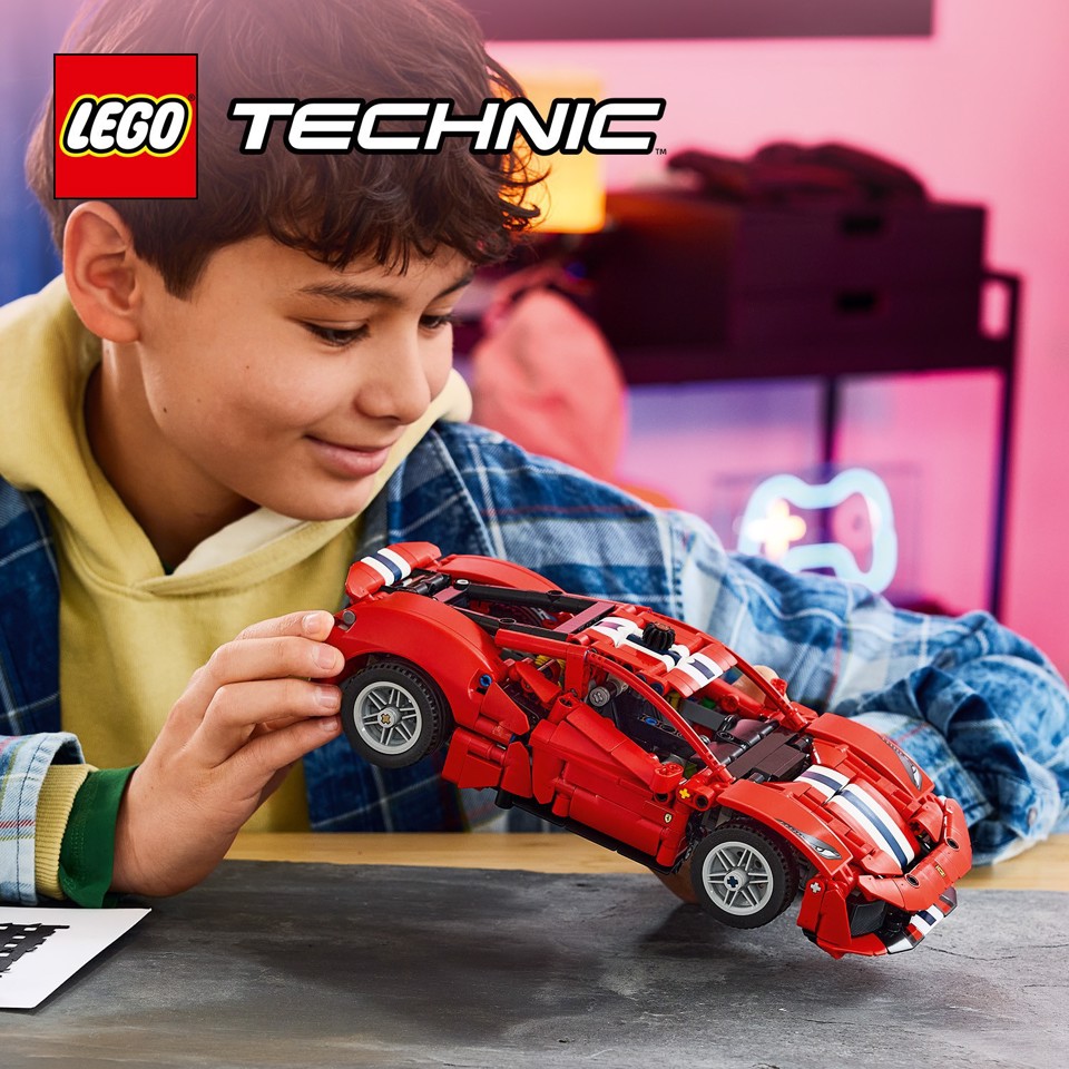 LEGO Technic 42235 Auto Ferrari 488 PISTA, Macchina Giocattolo con Motore V8, Sterzo e Differenziale, Regalo per Bambini 9+