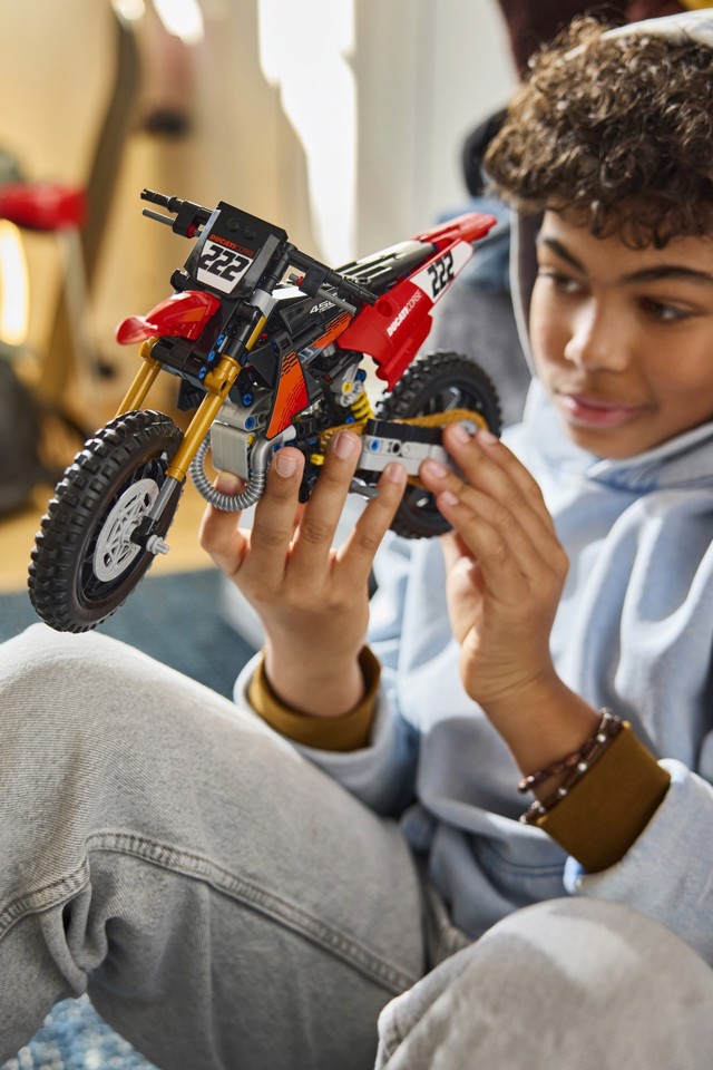LEGO Technic 42238 Moto Ducati Desmo450 MX Factory, Kit di Modellismo con Moto Giocattolo da Collezione, Regalo Bambini 10+
