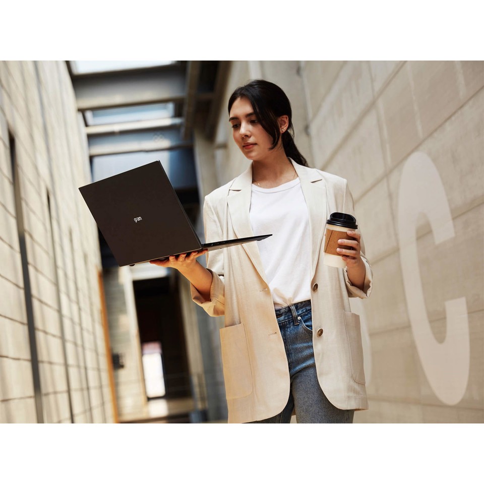 LG Gram Notebook 16" Intel i5 16GB 1TB