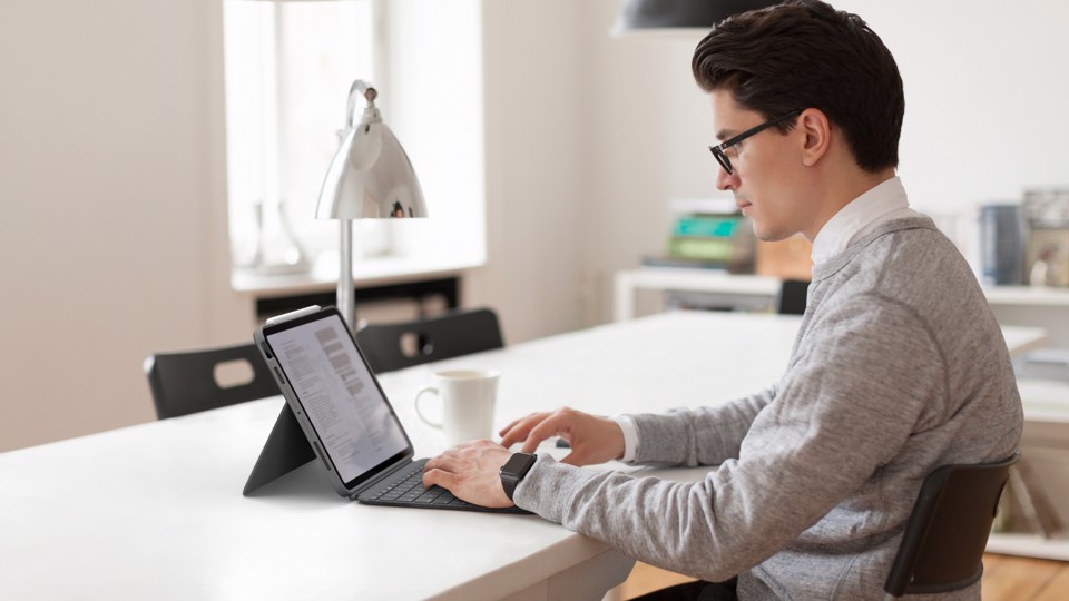 Logitech Combo Touch Custodia con Tastiera per iPad Air (4. gen - 2020) - Tastiera Retroilluminata Rimovibile, Trackpad Click-Anywhere, Smart Connector - Grigio.