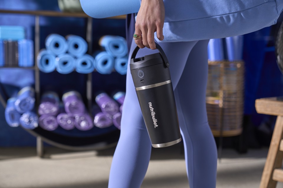 NutriBullet Flip – Frullatore Compatto, Ricaricabile USB-C, Mantenimento Freddo 24h, Smoothie Maker, Nero (NBP016B)