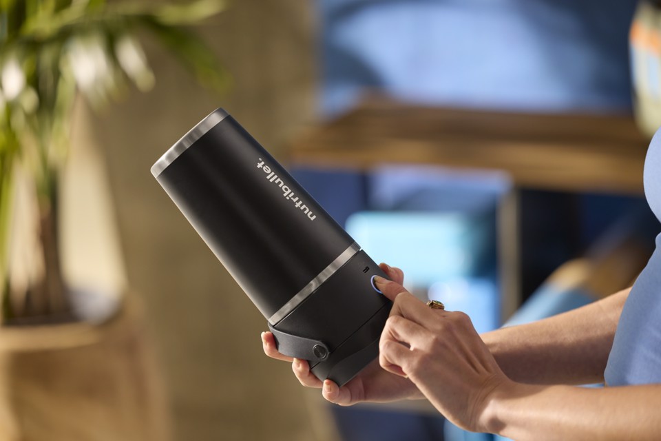 NutriBullet Flip – Frullatore Compatto, Ricaricabile USB-C, Mantenimento Freddo 24h, Smoothie Maker, Nero (NBP016B)