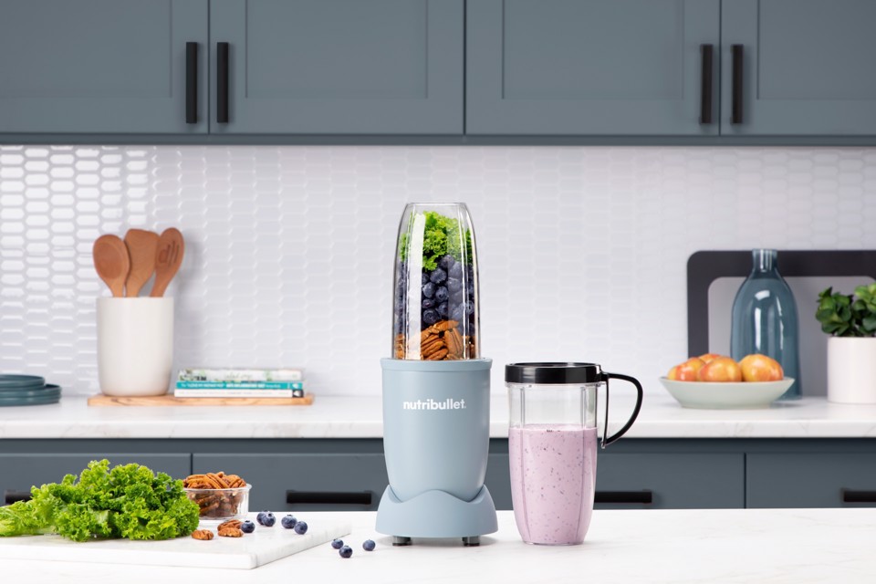 NutriBullet Pro – Frullatore Compatto e Potente, Estrattore di Nutrienti, Smoothie Maker, 900W, Azzurro Opaco (NB907MASL)
