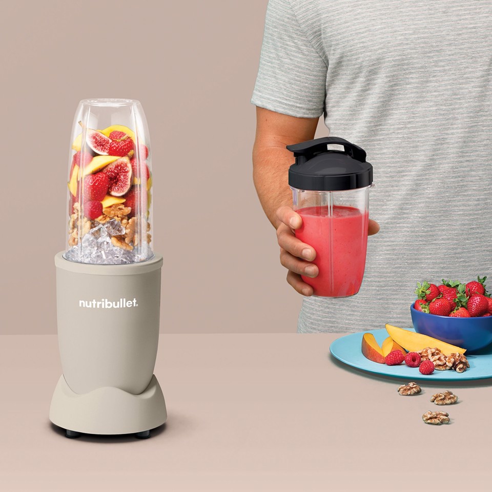NutriBullet Pro – Frullatore Compatto e Potente, Estrattore di Nutrienti, Smoothie Maker, 900W, Beige Opaco (NB907MASN)