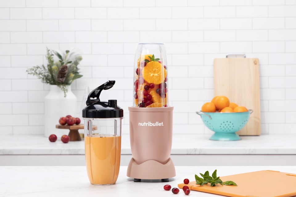NutriBullet Pro – Frullatore Compatto e Potente, Estrattore di Nutrienti, Smoothie Maker, 900W, Rosa Opaco (NB907MACL)