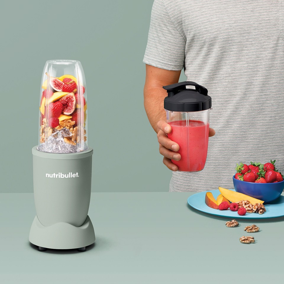 NutriBullet Pro – Frullatore Compatto e Potente, Estrattore di Nutrienti, Smoothie Maker, 900W, Verde Opaco (NB907MAJD)
