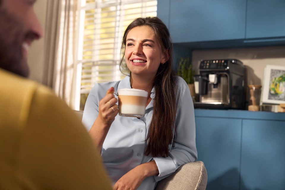 Philips 2200 series LatteGo EP2230/10 Macchina da caffè automatica, 4 bevande, cappuccinatore, 1.8 L, macine in ceramica