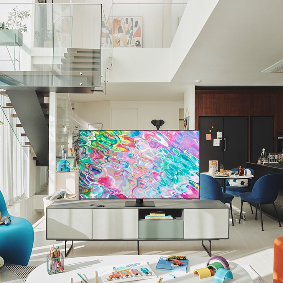 Samsung Series 7 TV QLED 4K 55” QE55Q70B Smart TV Wi-Fi Titan Gray 2022, Processore Quantum 4K, Retroilluminazione LED, Gaming mode, Suono dinamico