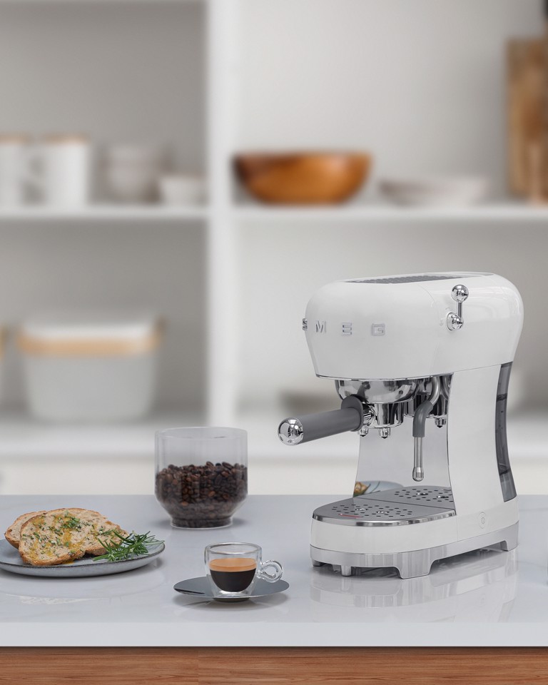 Smeg ECF02WHEU macchina per caffè Manuale Macchina per espresso 1,1 L