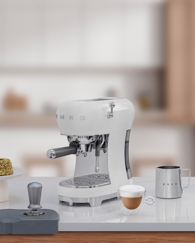 Smeg ECF02WHEU macchina per caffè Manuale Macchina per espresso 1,1 L