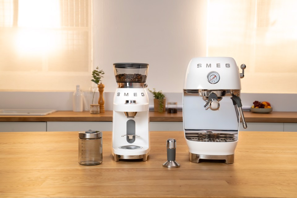 Smeg ECF03WHEU macchina per caffè Automatica/Manuale Macchina per espresso 1,4 L