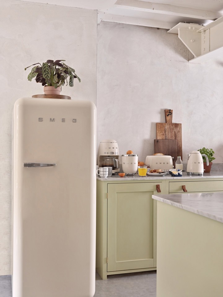 Smeg FAB28RCR6 frigorifero con congelatore Libera installazione 270 L C Crema