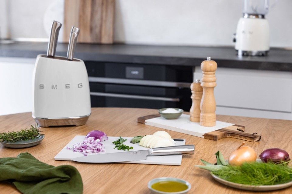 Smeg KBSF02WH posata da cucina e set di coltelli 6 pz Ceppo per coltelli con fessure