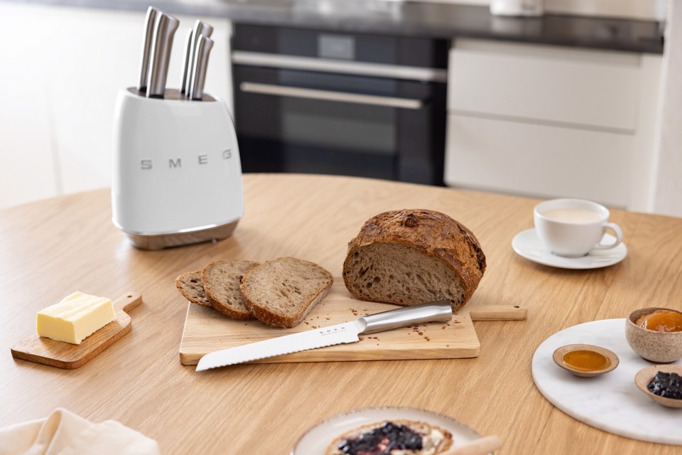 Smeg KBSF02WH posata da cucina e set di coltelli 6 pz Ceppo per coltelli con fessure