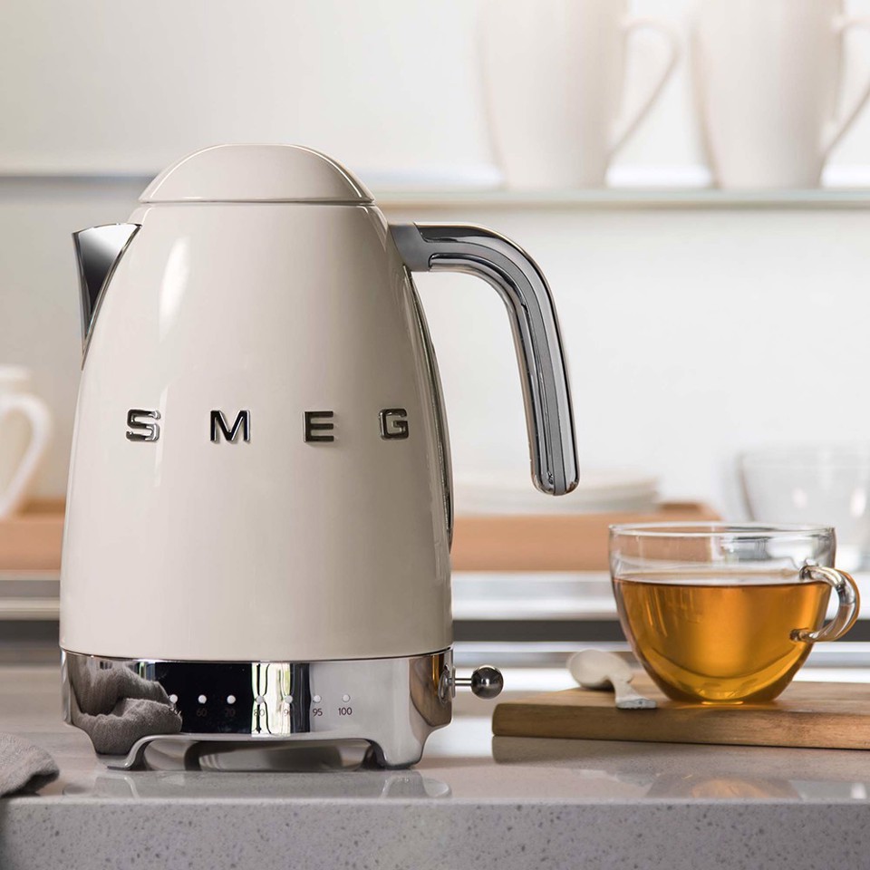 Smeg KLF04CREU bollitore elettrico 1,7 L 2400 W Crema