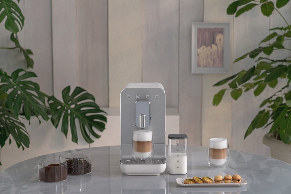 Smeg Macchina da Caffè Automatica con sistema latte Collezione Aesthetic – Bianco – BCC13WHMEU