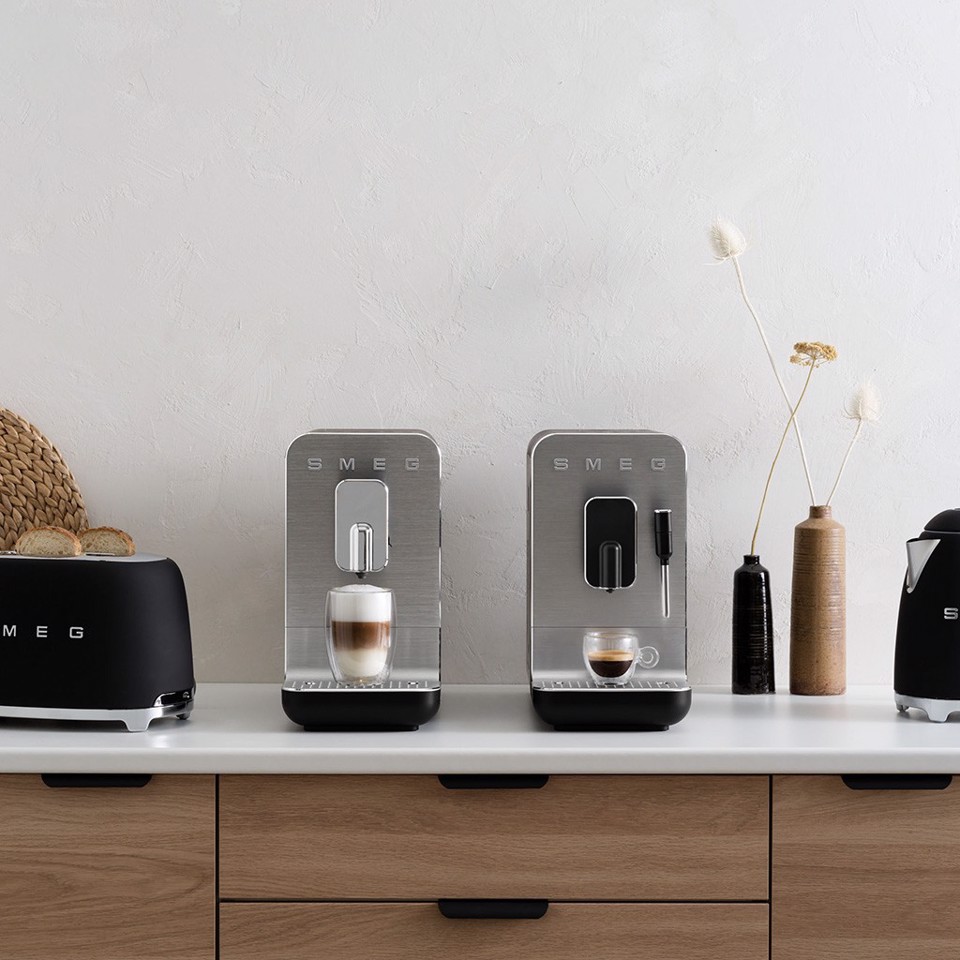 Smeg Macchina da Caffè Automatica con sistema latte Collezione Aesthetic – Nero – BCC13BLMEU
