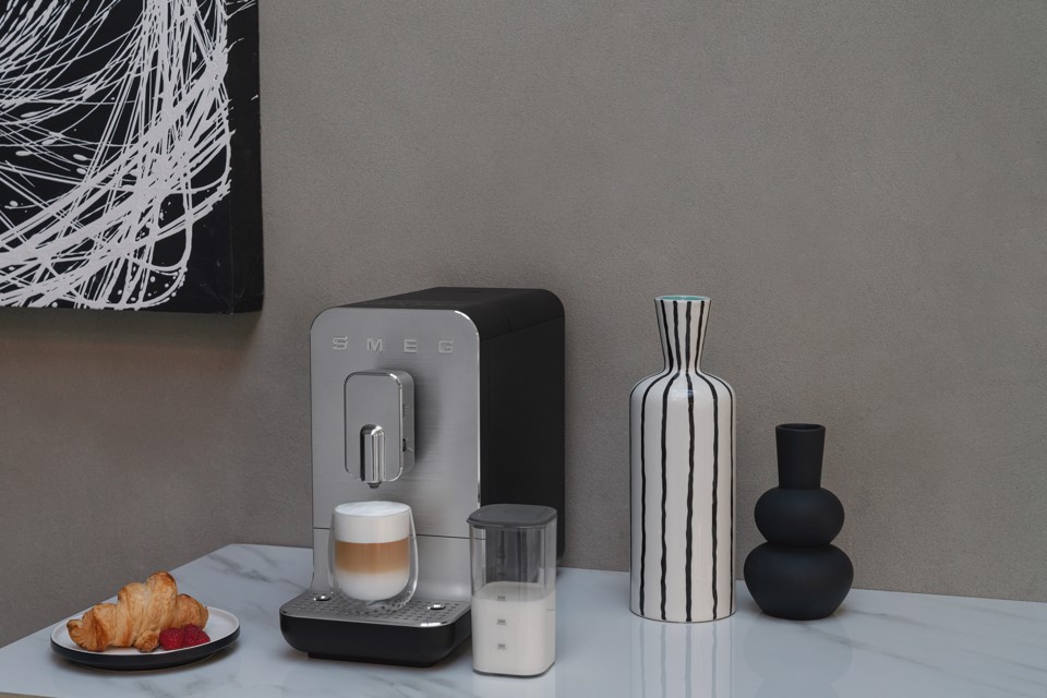 Smeg Macchina da Caffè Automatica con sistema latte Collezione Aesthetic – Nero – BCC13BLMEU