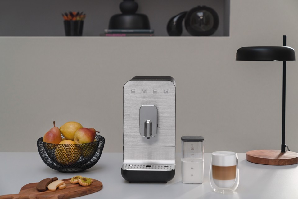 Smeg Macchina da Caffè Automatica con sistema latte Collezione Aesthetic – Nero – BCC13BLMEU
