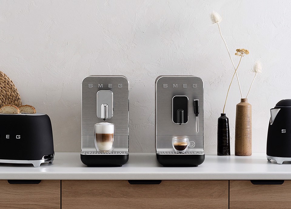 Smeg Macchina da Caffè Automatica con sistema latte Collezione Aesthetic – Nero – BCC13BLMEU