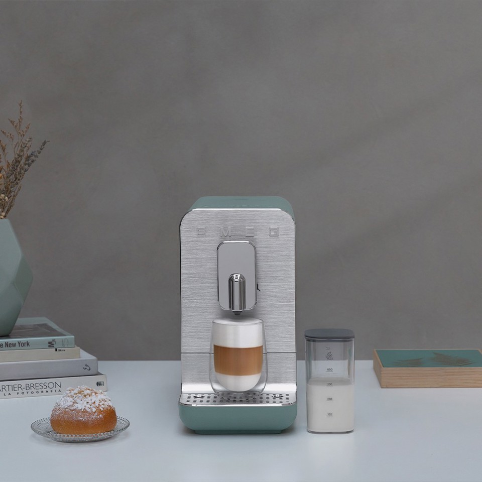 Smeg Macchina da Caffè Automatica con sistema latte Collezione Aesthetic – Verde Smeraldo – BCC13EGMEU