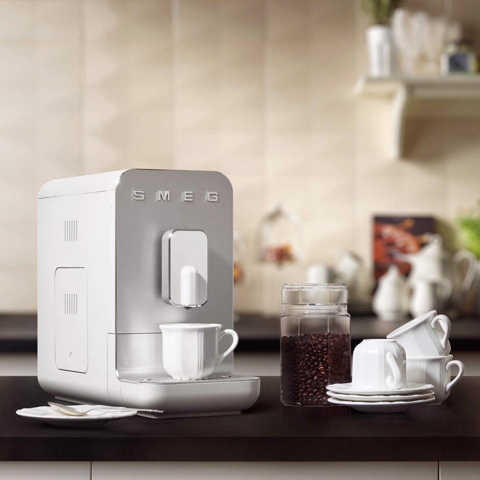 Smeg Macchina da Caffè Automatica lancia vapore Collezione Aesthetic – Bianco – BCC11WHMEU