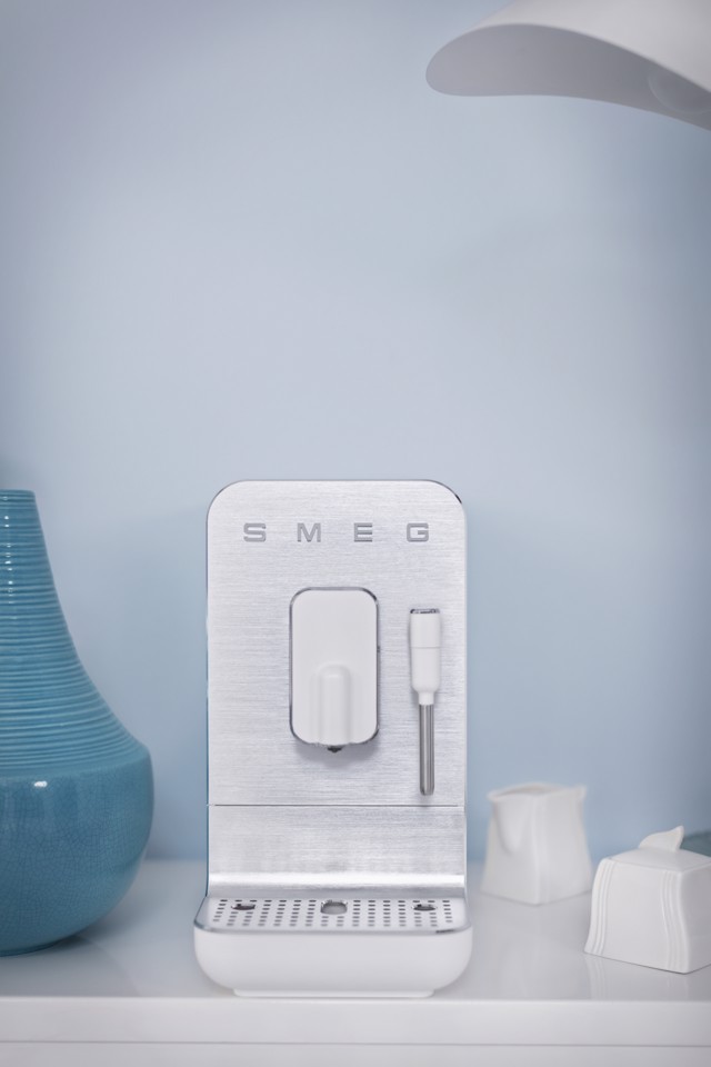 Smeg Macchina da Caffè Automatica lancia vapore Collezione Aesthetic – Bianco – BCC12WHMEU