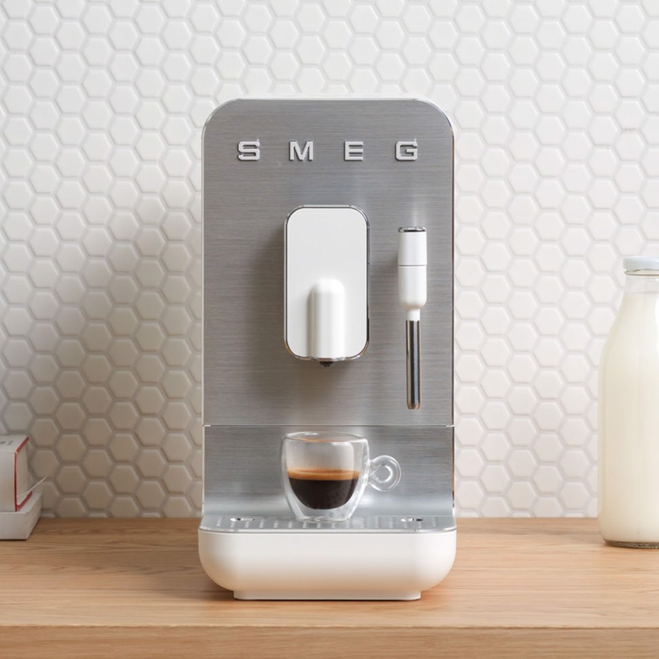 Smeg Macchina da Caffè Automatica lancia vapore Collezione Aesthetic – Bianco – BCC12WHMEU