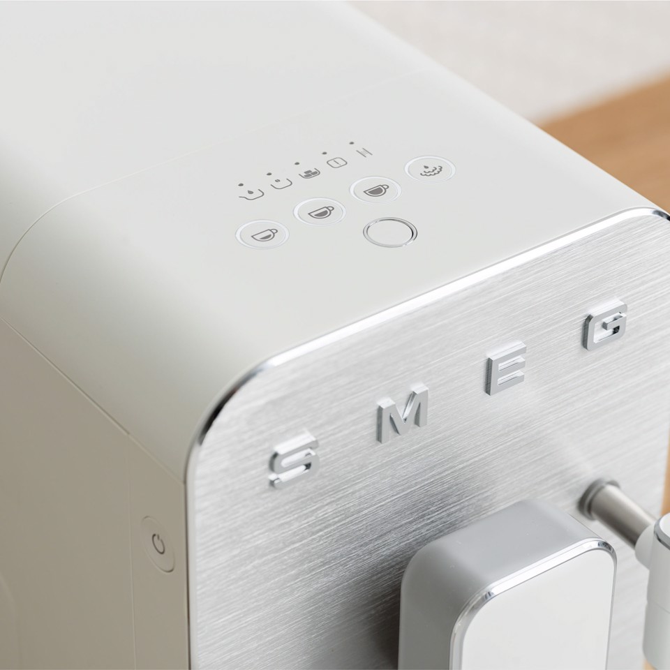 Smeg Macchina da Caffè Automatica lancia vapore Collezione Aesthetic – Bianco – BCC12WHMEU