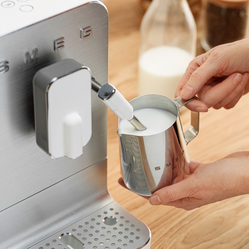 Smeg Macchina da Caffè Automatica lancia vapore Collezione Aesthetic – Bianco – BCC12WHMEU