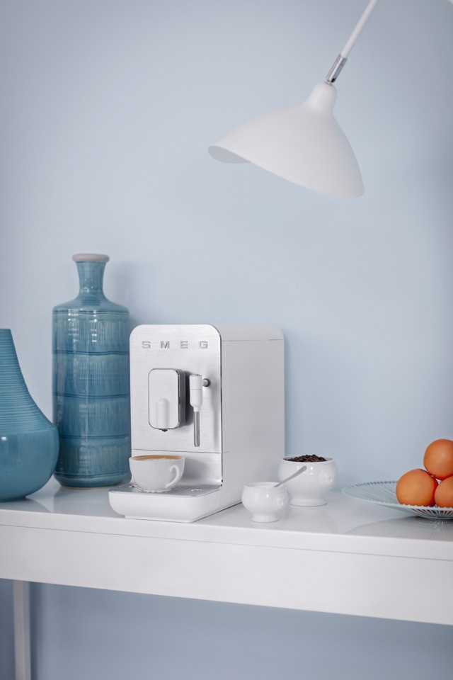 Smeg Macchina da Caffè Automatica lancia vapore Collezione Aesthetic – Bianco – BCC12WHMEU