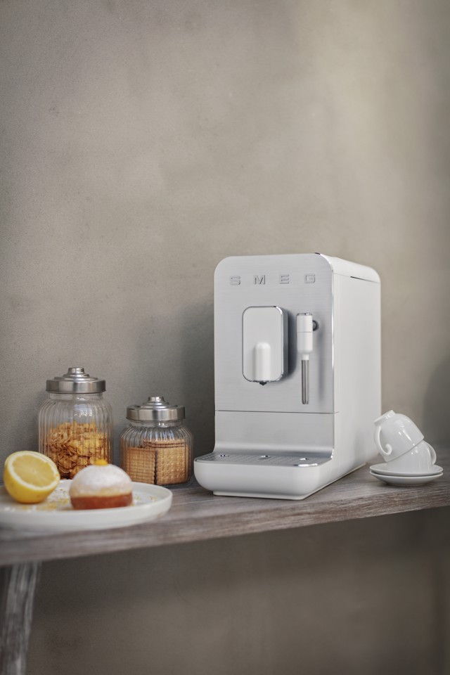 Smeg Macchina da Caffè Automatica lancia vapore Collezione Aesthetic – Bianco – BCC12WHMEU
