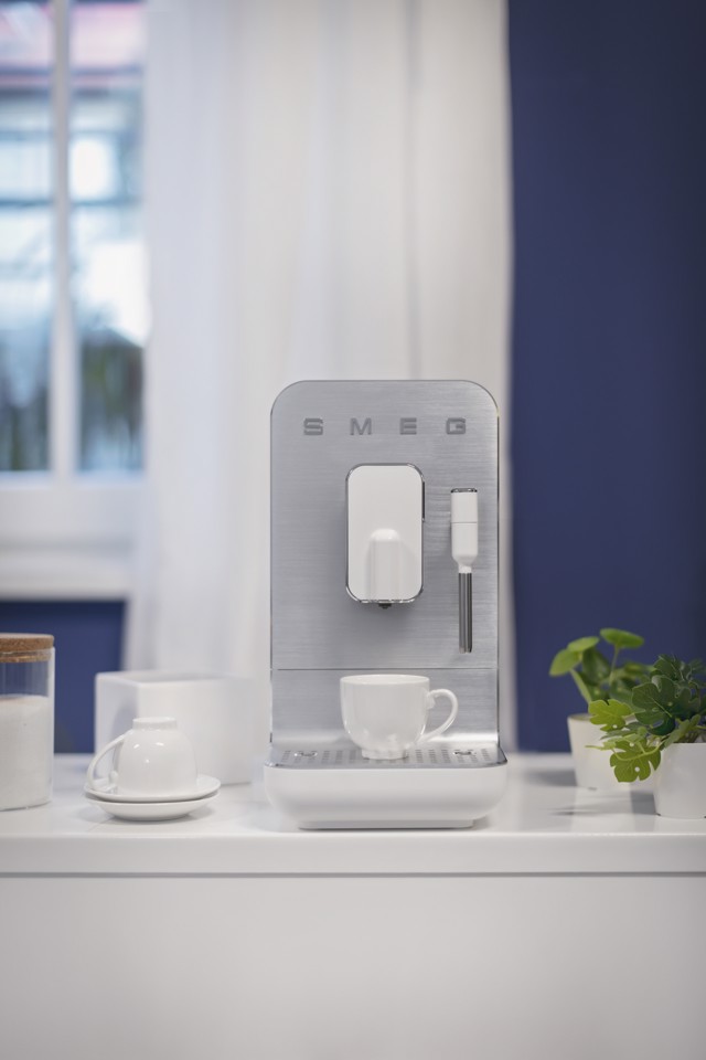 Smeg Macchina da Caffè Automatica lancia vapore Collezione Aesthetic – Bianco – BCC12WHMEU