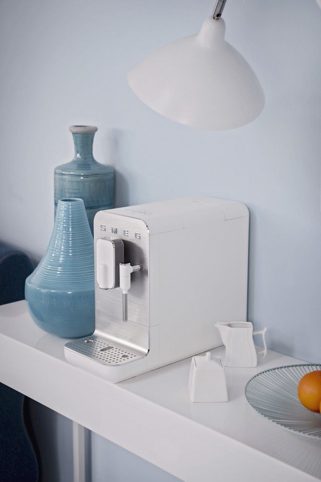 Smeg Macchina da Caffè Automatica lancia vapore Collezione Aesthetic – Bianco – BCC12WHMEU