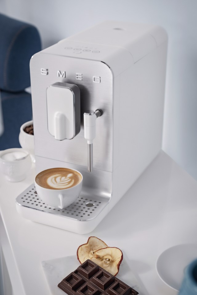 Smeg Macchina da Caffè Automatica lancia vapore Collezione Aesthetic – Bianco – BCC12WHMEU
