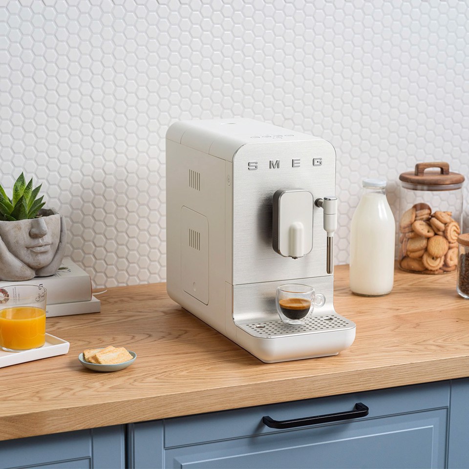 Smeg Macchina da Caffè Automatica lancia vapore Collezione Aesthetic – Bianco – BCC12WHMEU