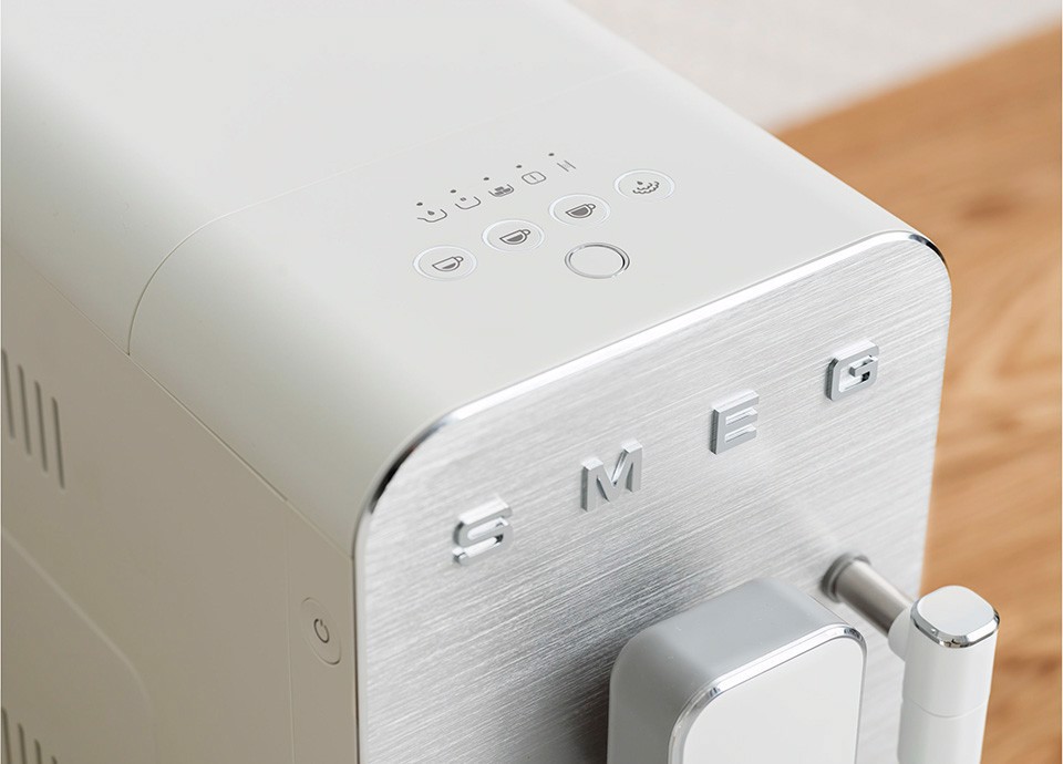 Smeg Macchina da Caffè Automatica lancia vapore Collezione Aesthetic – Bianco – BCC12WHMEU