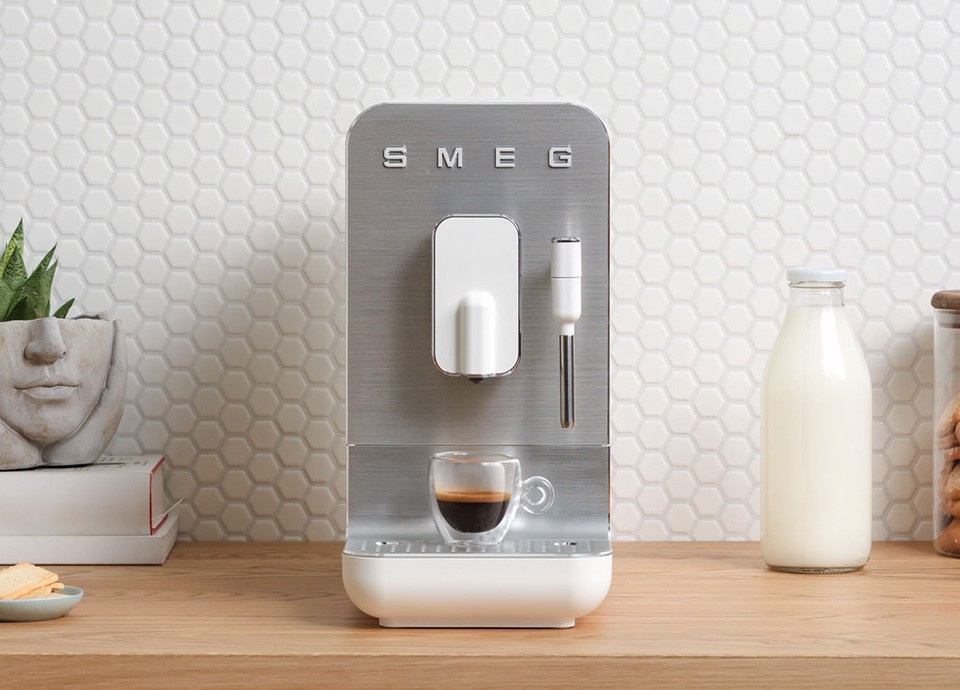 Smeg Macchina da Caffè Automatica lancia vapore Collezione Aesthetic – Bianco – BCC12WHMEU