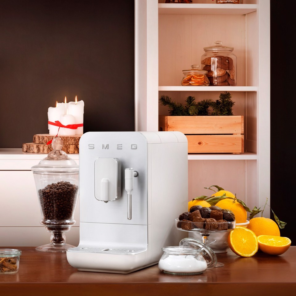 Smeg Macchina da Caffè Automatica lancia vapore Collezione Aesthetic – Bianco – BCC12WHMEU