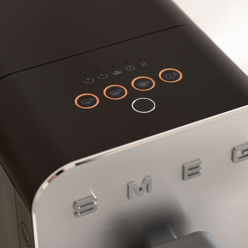 Smeg Macchina da Caffè Automatica lancia vapore Collezione Aesthetic – Nero – BCC11BLMEU