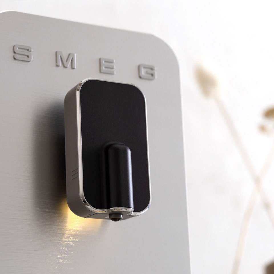 Smeg Macchina da Caffè Automatica lancia vapore Collezione Aesthetic – Nero – BCC11BLMEU