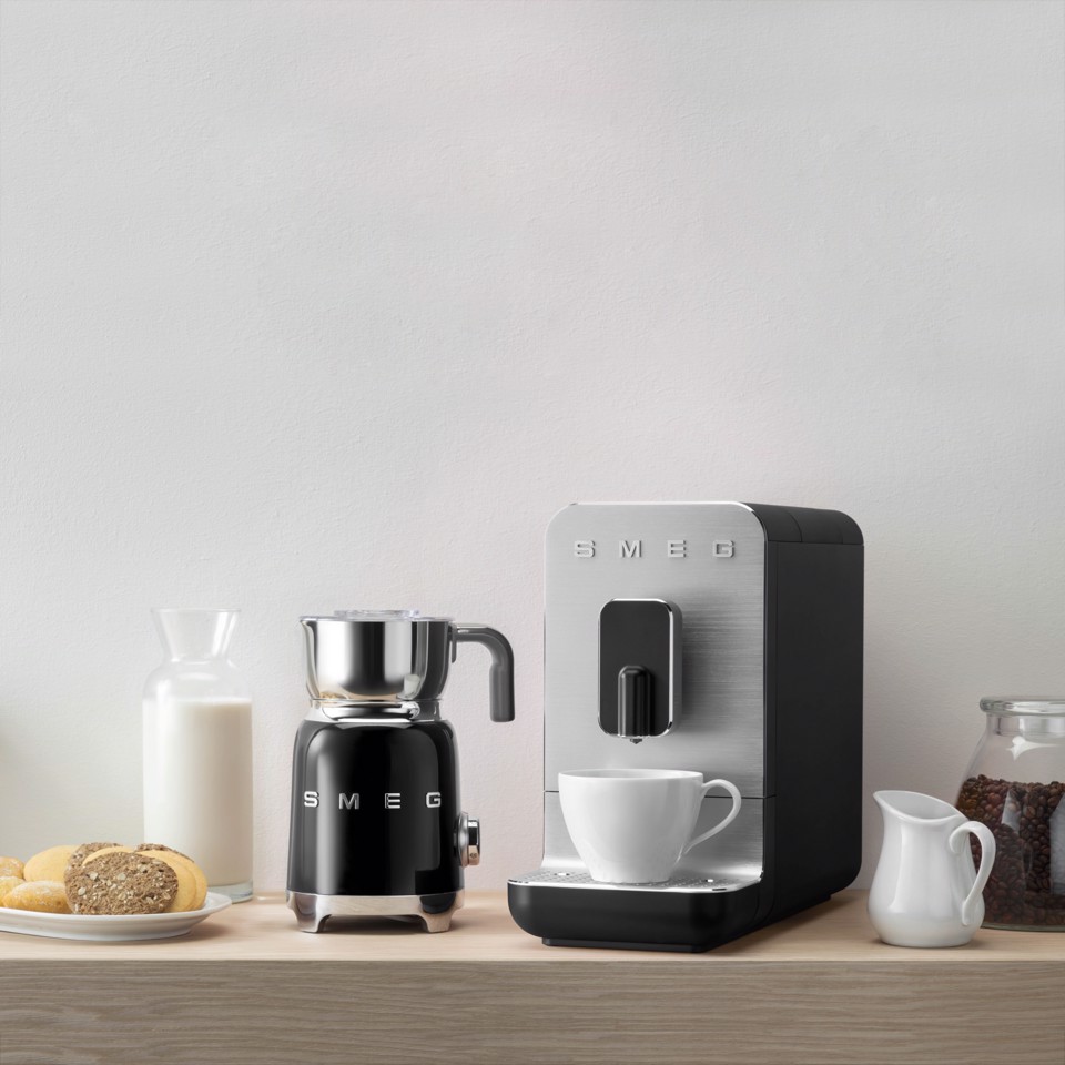 Smeg Macchina da Caffè Automatica lancia vapore Collezione Aesthetic – Nero – BCC11BLMEU