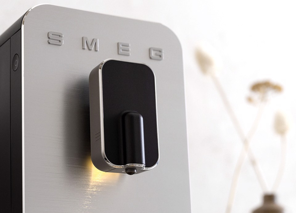 Smeg Macchina da Caffè Automatica lancia vapore Collezione Aesthetic – Nero – BCC11BLMEU