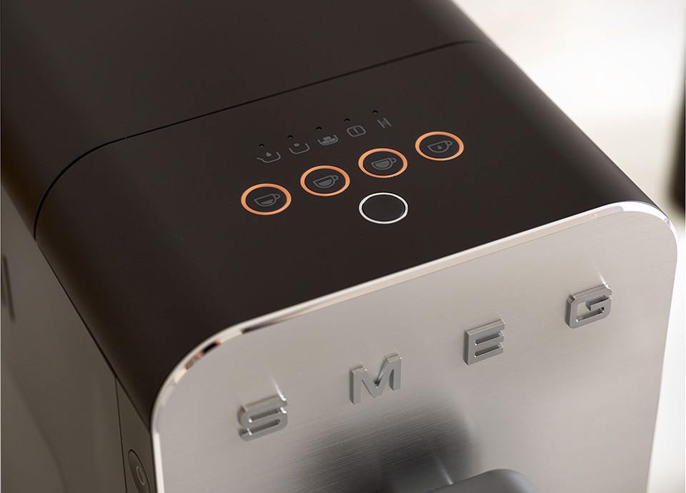 Smeg Macchina da Caffè Automatica lancia vapore Collezione Aesthetic – Nero – BCC11BLMEU
